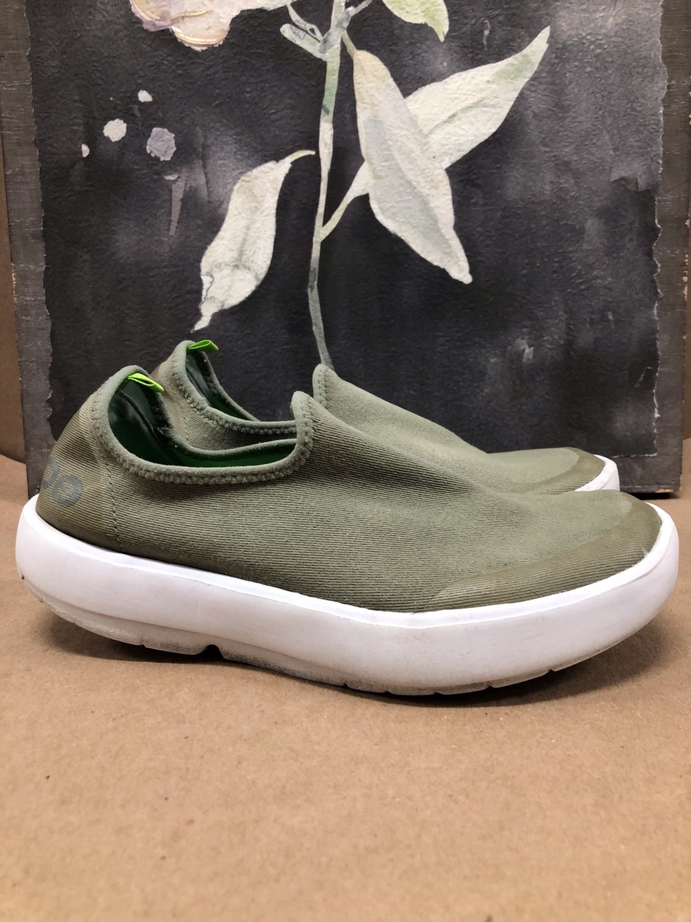 OOFOS OOmg EeZee Low Sneaker sz 8